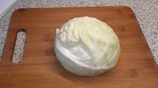 Чем проще еда, тем она вкуснее ! Беру капусту,лук и немного мяса .
