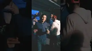 Она танцует и поёт