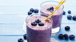 Черничный ежедневный утренний смузи с финиками, кунжутом и зелёной гречкой. Рецепт видео.