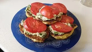 кабачковые оладьи с чесночным соусом и помидорами. рецепты и технологии. Дачный Быт.