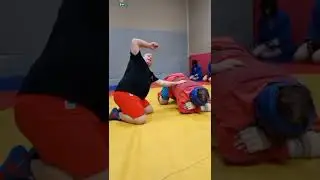 Боевое самбо. Обратная вертушка с выходом на удушение.