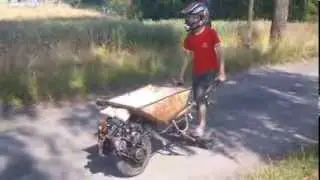 El arabasına motor taktıran çocuk