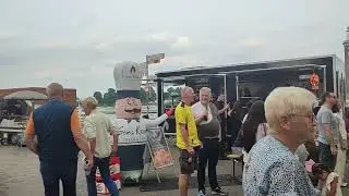 Набережная,уличные музыканты