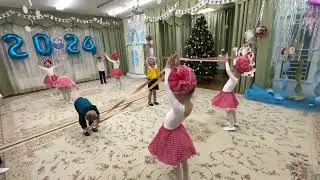 Танец «Кукол» с резинками .