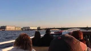 Красоты вечернего Санкт-Петербурга вдоль Невы солнечным майским вечером