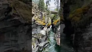 Водопад Атабаска - это один из самых мощных водопадов в провинции Альберта, Канада.