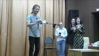 Члены поэт.клуба "Левобережье" чит. стихи Е. Смолицкой