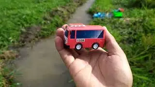 woooww....Menemukan mainan truk warna di sawah