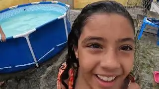Eu e minha amiga na piscina