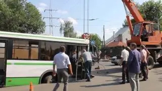 Асфальт рухнул под автобусом