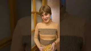 Мама покупает печенье рыбки