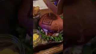 Заказал бургер с дымной котлетой в BULL DOG PUB - красиво с надписью! Но - суховат... 