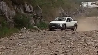 Ram 700 venciendo al camino