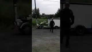 Мужик своими руками соорудил мини-домик на колёсах…