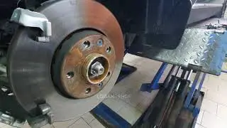 Replacing the front brake pads on a Renault Arkana