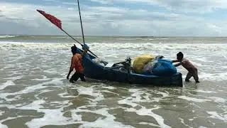 বঙ্গোপসাগরে ছোট ডিঙ্গি নৌকা নিয়ে জেলেদের জীবন যুদ্ধ (Struggling life of fishermen)