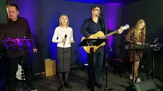 Ты здесь. Святой. Здесь стою пред Троном. Хвала Тебе