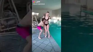 Парень кидает девушку в воду