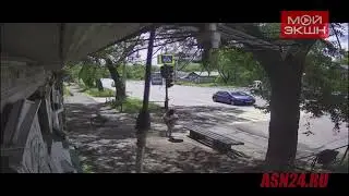 В Благовещенске отвалившееся от машины на ходу колесо чуть не угодило в девушку на остановке