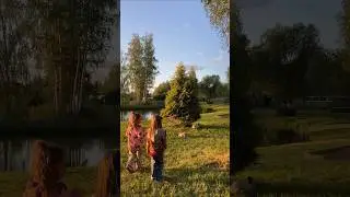 Идеальный семейный выходной😍Рядом с хаусботом живут кролики. Детки наших гостей кормят их морковкой