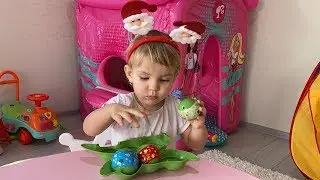 Катя и мама открывают подарки! Видео для детей!