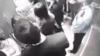 У мужика не выдерживают нервы в лифте! Треш)