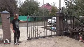 Простенький с виду забор. Откатные консольные ворота с дугой