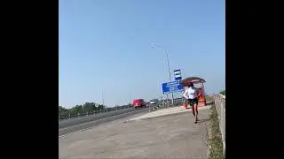Кроссдрессер гуляет в образе на трассе