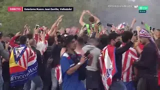 Jugadores del Atlético de Madrid bajan del autobús para celebrar con su afición