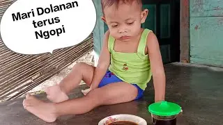 Adik Ahmad Raja main pasir di pantai kute Tuban.