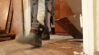 Вскрывает пол, убираем доски