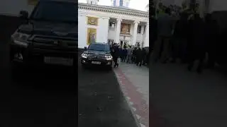 Выход патриарха Кирилла из храма при визите в Ейск 26 сентября 2018 года