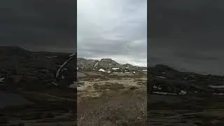 На вершине горы у баренцово моря в селе Териберка, Мурманская область, вид на два озера