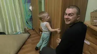 Максим помогает шкаф двигать