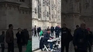 Димон на пианино