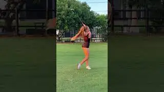 This HOOTERS girl can golf 🤯🤯 