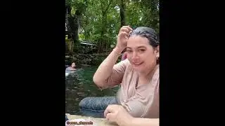 Bunda lagi mandi sambil cuci baju di sungai