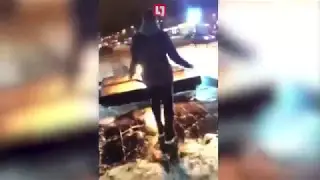 Студенты танцуют у Вечного огня под  Татарку-Алтын