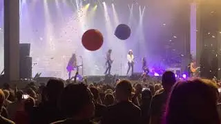 Alice Cooper gives nod to Pink Floyd during “School’s Out”