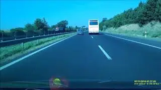 Közúton 11. Nincs rajta tükör?