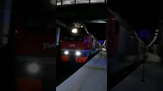 Электровоз ЭП2К-390 с пассажирским поездом 