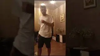 Максим играет на гитаре