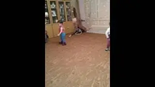 Танцуют два брата.