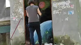 Разрисовываю унылую коричневую дверь подъезда- получилось просто космически!