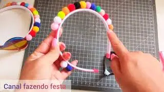 Tiara com balão em acrílico e pompons.