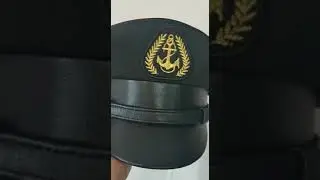 Фуражка черная с кожаным козырьком, околышем и ремешком