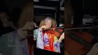 ROSIE an der Geige im Orchester von MAMMA MIA