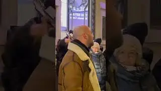 Играет ЯЗЫКОМ на электрогитаре!!! уличные музыканты 