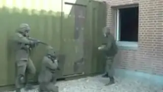Дай я открою дверь!