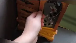Ещё один шкафчик для хранения украшений.